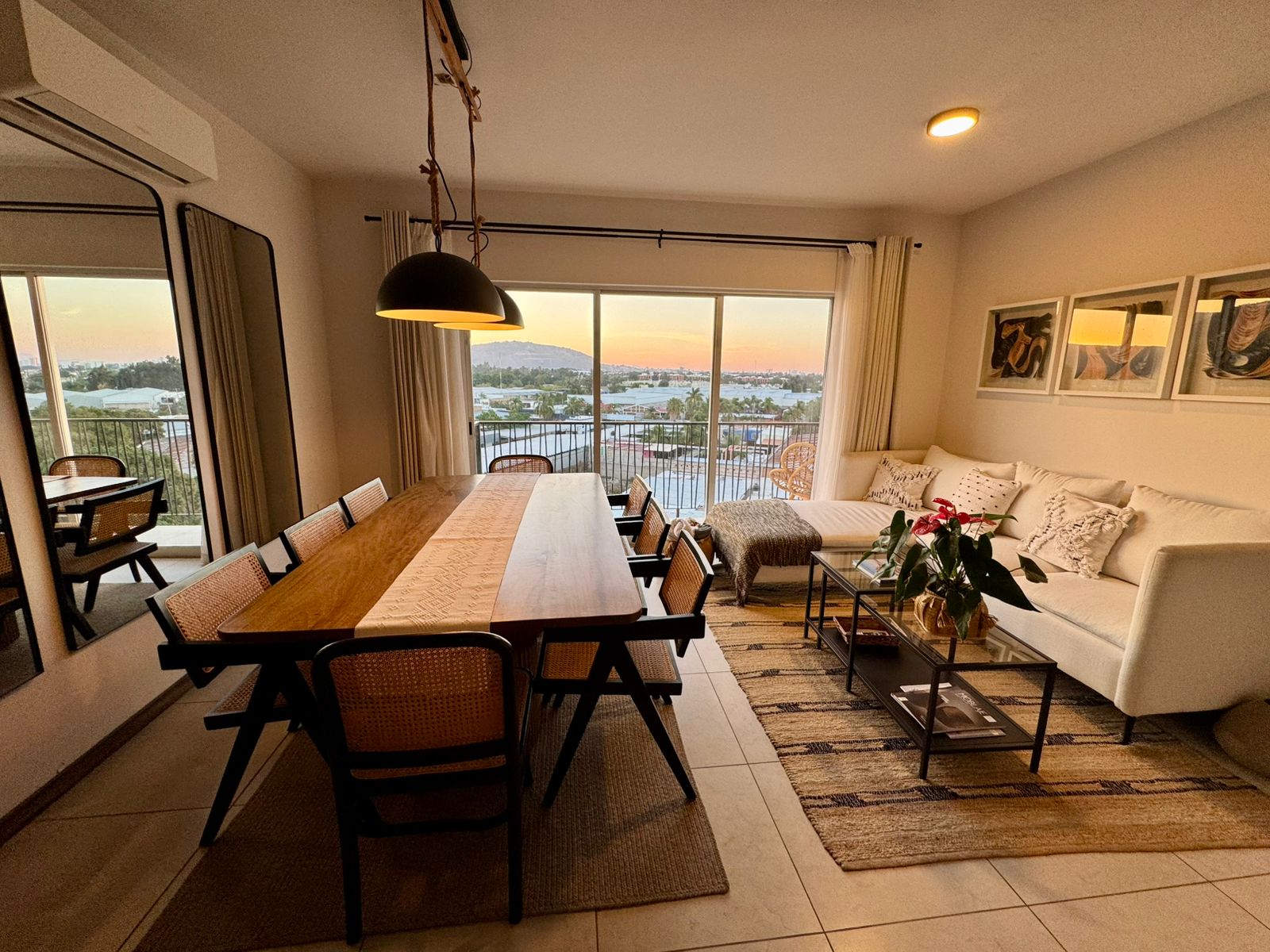 Interior de casa en venta con sala, comedor y vista